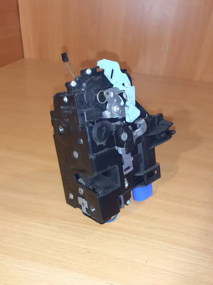 Volkswagen Golf V (2003 - 2009)  7L0839015D Замок задней двери