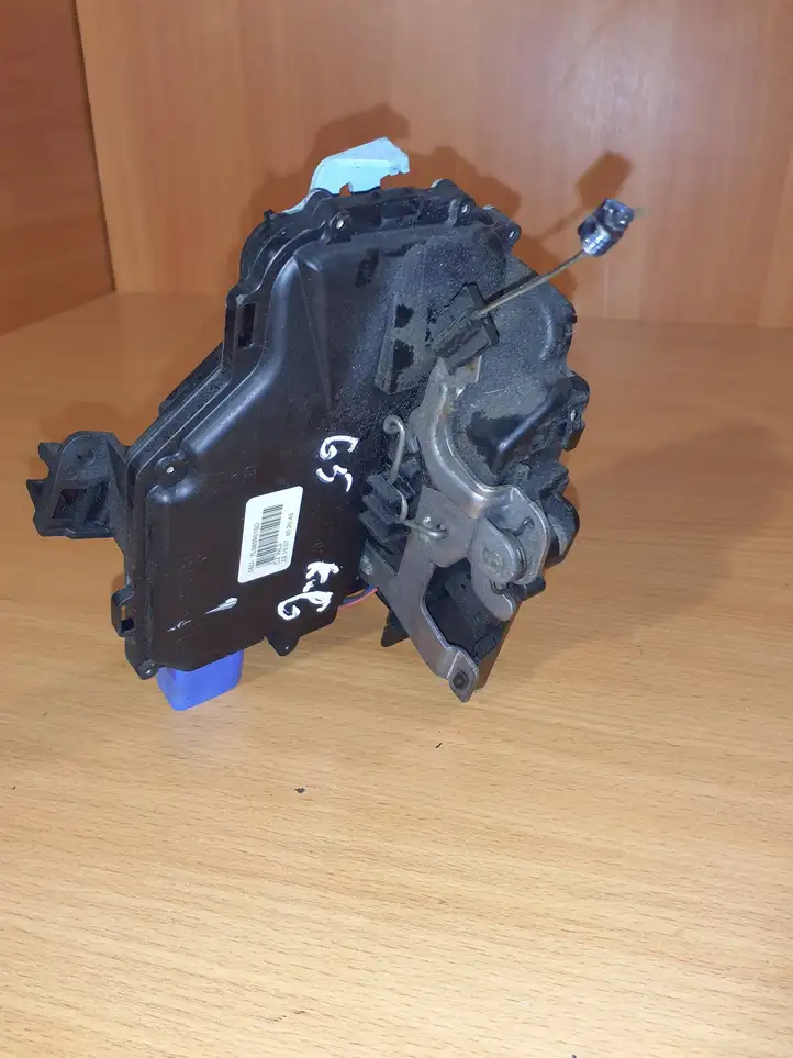 Volkswagen Golf V (2003 - 2009)  7L0839015D Замок задней двери