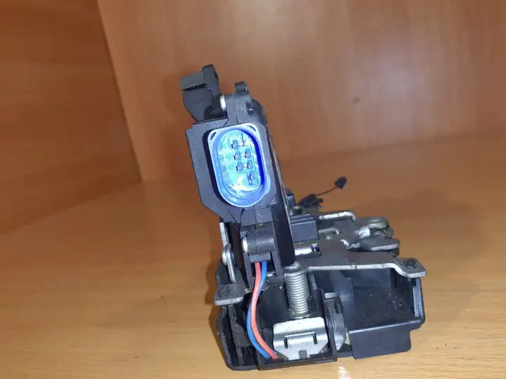 Volkswagen Golf V (2003 - 2009)  7L0839015D Замок задней двери