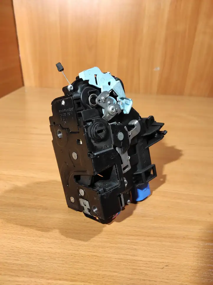 Volkswagen Golf V (2003 - 2009)  7L0839015D Замок задней двери