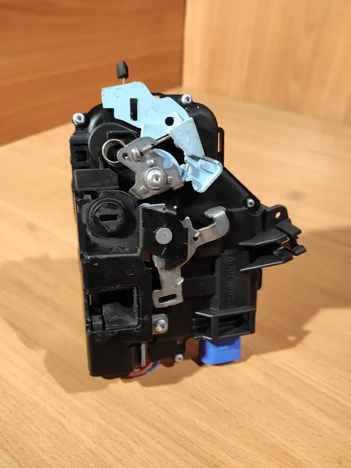 Volkswagen Golf V (2003 - 2009)  7L0839015D Замок задней двери