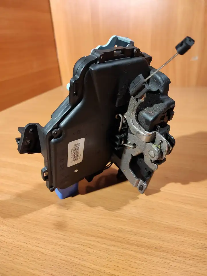 Volkswagen Golf V (2003 - 2009)  7L0839015D Замок задней двери