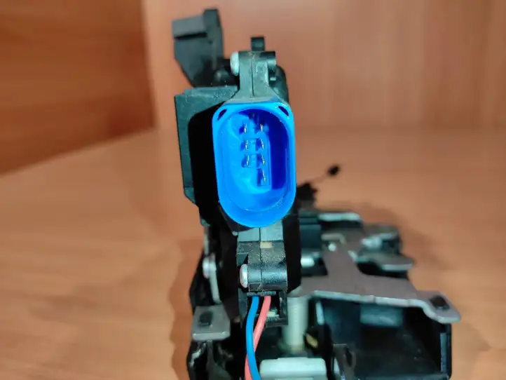 Volkswagen Golf V (2003 - 2009)  7L0839015D Замок задней двери