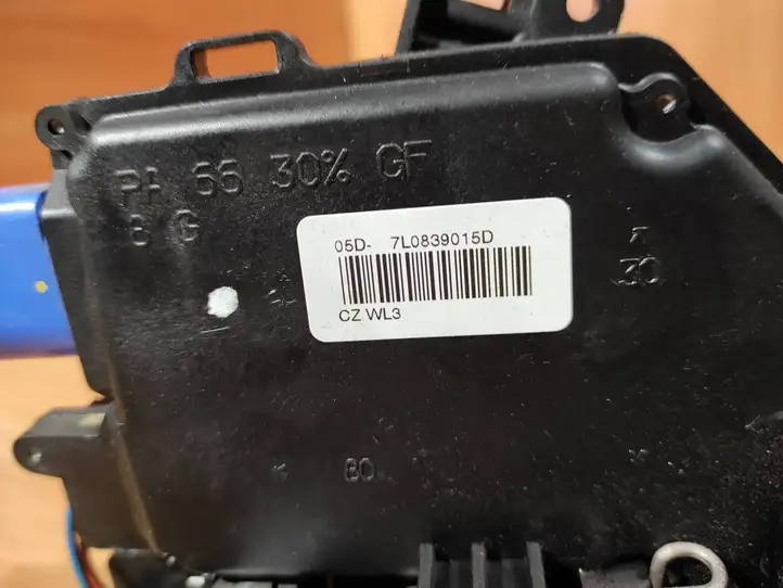 Volkswagen Golf V (2003 - 2009)  7L0839015D Замок задней двери
