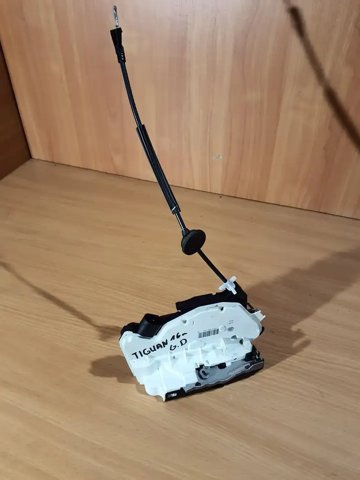 Volkswagen Tiguan (2011 - 2016) 5N0839016J Замок задней двери — фото 1