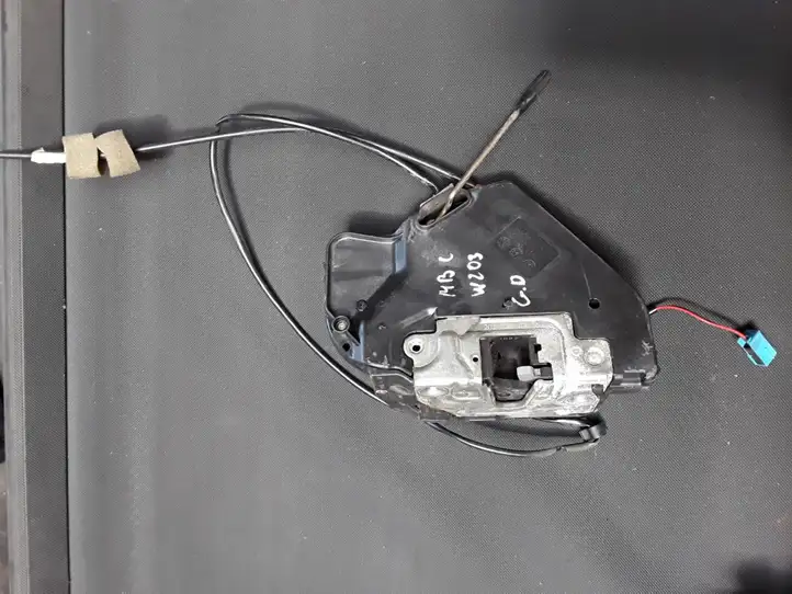 Mercedes-Benz C W203 (2000 - 2007)  2037300235 Замок задней двери