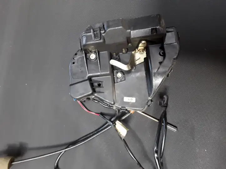 Mercedes-Benz C W203 (2000 - 2007)  2037300235 Замок задней двери