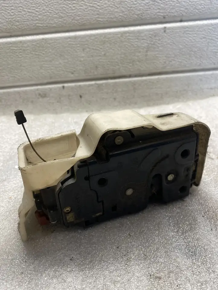 Volkswagen Touran I (2003 - 2010)  1T0837086 Замок задней двери