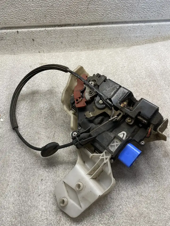 Volkswagen Touran I (2003 - 2010)  1T0837086 Замок задней двери