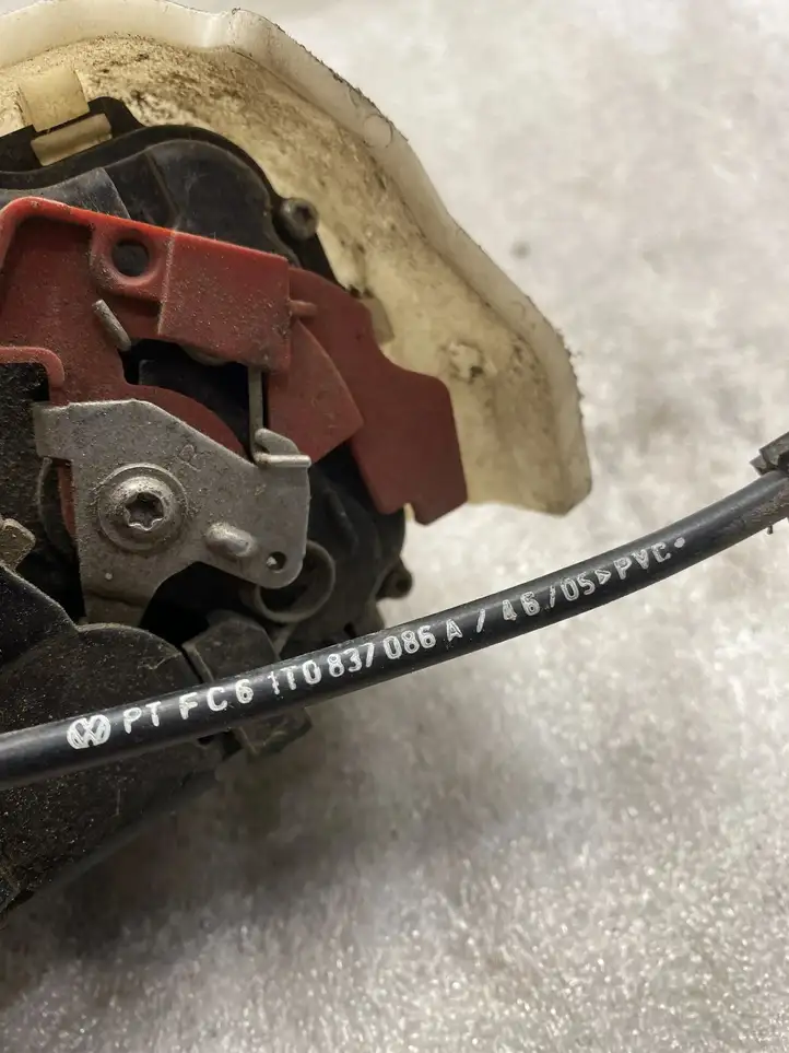 Volkswagen Touran I (2003 - 2010)  1T0837086 Замок задней двери