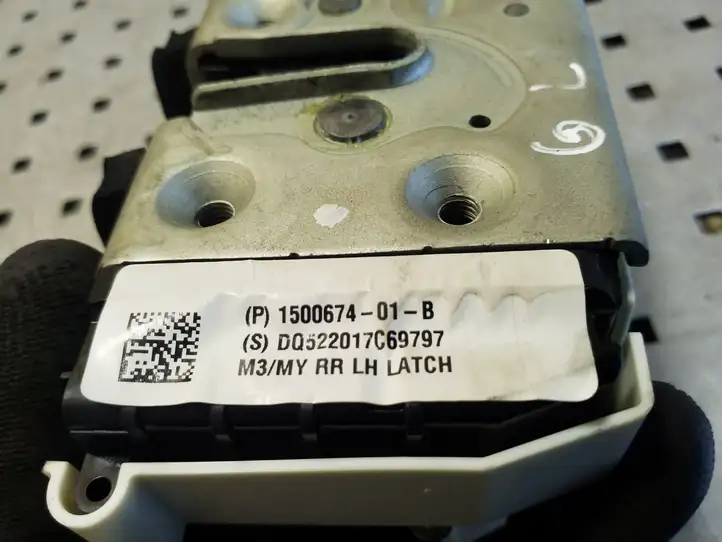 Tesla Model 3 (2017 - 2023) 150067401B Замок задней двери — фото 3