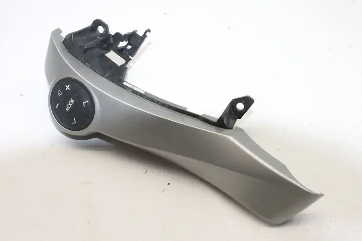 Toyota Prius (XW30) (2009 - 2015) F70CV471 Кнопки на рулевом колесе — фото 1