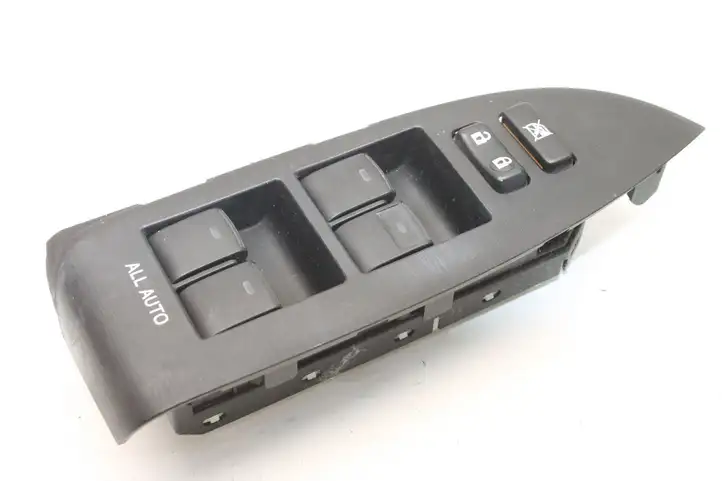 Toyota Prius (XW30) (2009 - 2015) 8404033080 Кнопка фаркопа в багажнике — фото 1