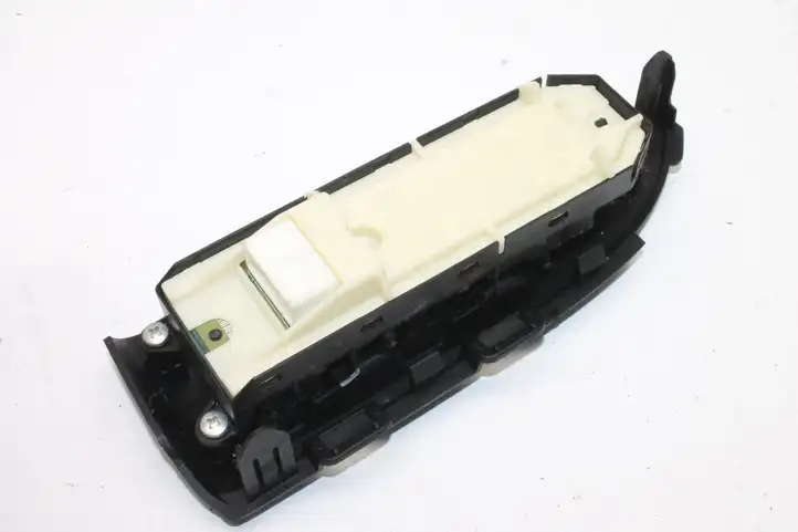 Toyota Prius (XW30) (2009 - 2015) 8404033080 Кнопка фаркопа в багажнике — фото 3