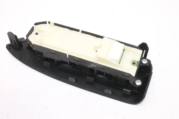 Toyota Prius (XW30) (2009 - 2015) 8404033080 Кнопка фаркопа в багажнике — фото 4