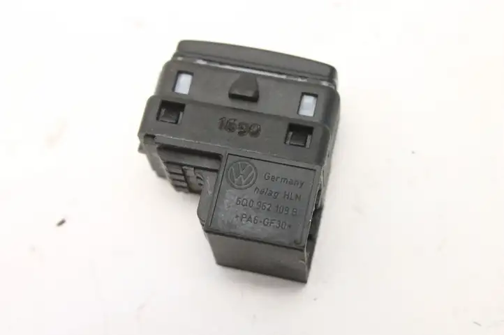 Volkswagen Sharan (2010 - 2015) 6Q0962109B Кнопка фаркопа в багажнике — фото 4