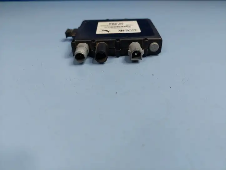 BMW X5 E53 (1999 - 2006)  6906070 Усилитель антенны