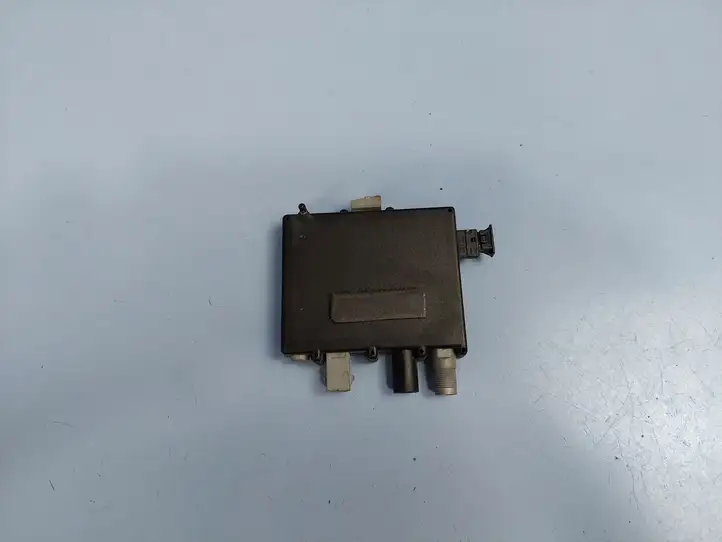 BMW X5 E53 (1999 - 2006)  6906070 Усилитель антенны