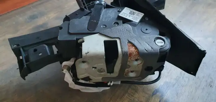 Ford Focus (2011 - 2015)   Замок задней двери