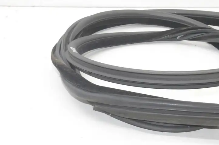 BMW 3 E92 E93 (2005 - 2014)   Уплотнительная резина передней двери (на дверях)