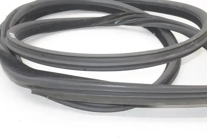 BMW 3 E92 E93 (2005 - 2014)   Уплотнительная резина передней двери (на дверях)