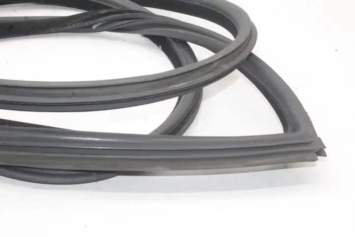 BMW 3 E92 E93 (2005 - 2014)   Уплотнительная резина передней двери (на дверях)