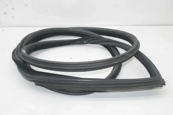 BMW 3 E92 E93 (2005 - 2014)   Уплотнительная резина передней двери (на дверях)
