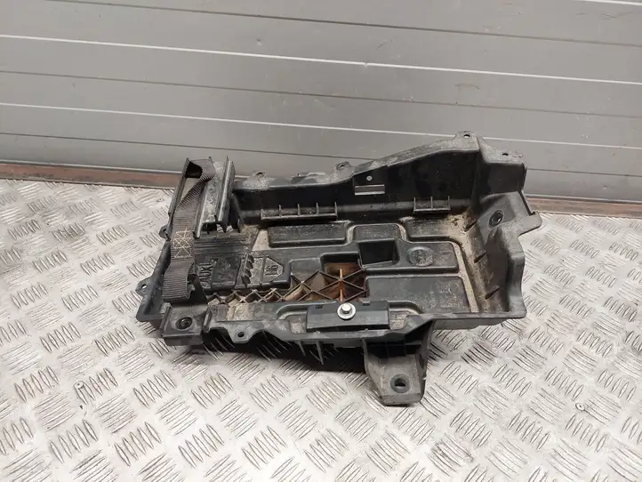 Chrysler Pacifica (2016 - )  68271681AD Платформа крепления аккумулятора