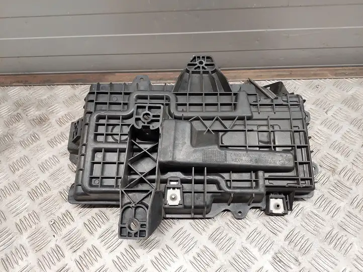 Chrysler Pacifica (2016 - )  68271681AD Платформа крепления аккумулятора