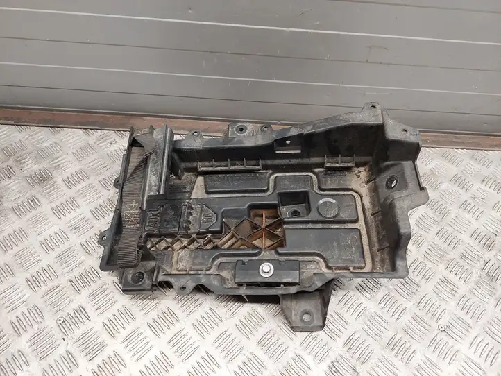 Chrysler Pacifica (2016 - )  68271681AD Платформа крепления аккумулятора