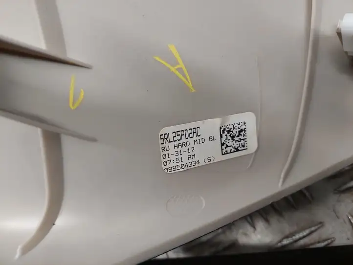 Chrysler Pacifica (2016 - ) 5RL25PD2AC Отделка внутренней панели салона — фото 5