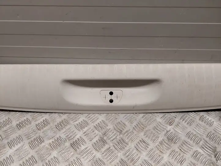 Chrysler Pacifica (2016 - ) 5RH96PD2AE Отделка порога багажника — фото 10