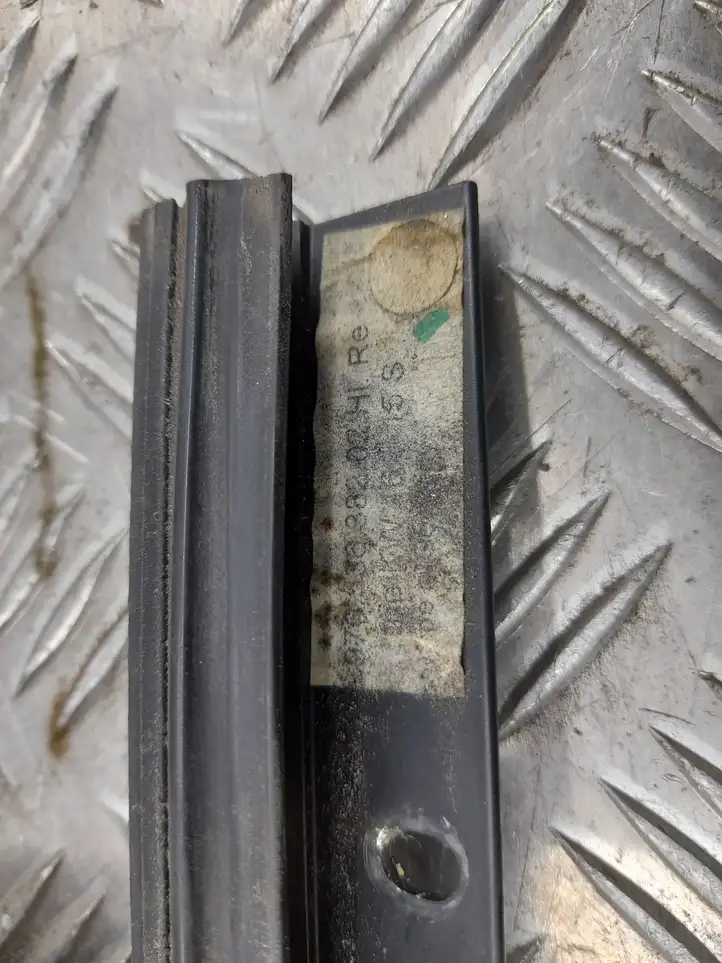 Porsche Panamera (2009 - 2013)  97053638202 Облицовка стекла задней двери