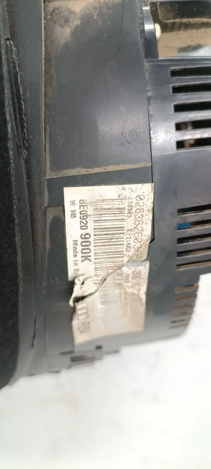 Audi A4 (2000 - 2006)  8E0920900K Спидометр (приборный щиток)