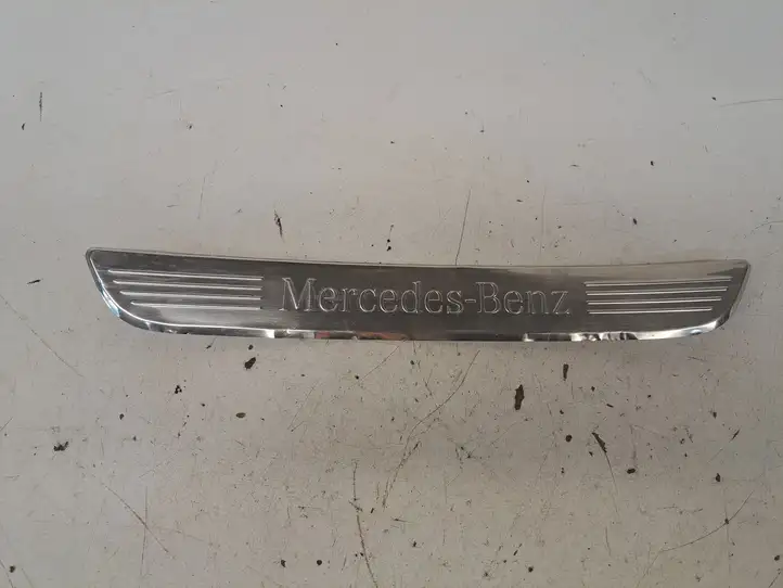 Mercedes-Benz C W204 (2007 - 2014) A2056804209 Внутренняя отделка переднего порога — фото 1