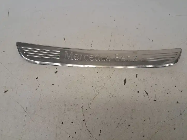 Mercedes-Benz C W204 (2007 - 2014) A2056804209 Внутренняя отделка переднего порога — фото 5