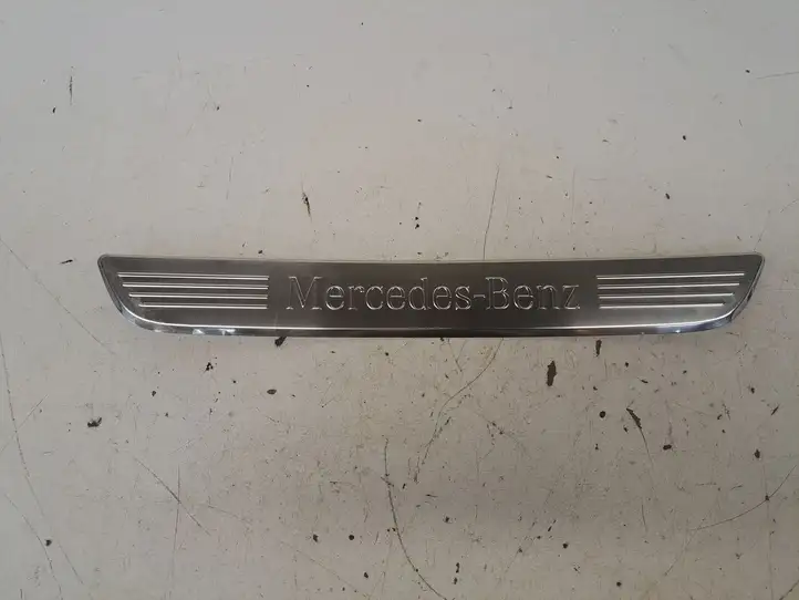 Mercedes-Benz C W204 (2007 - 2014) A2056804209 Внутренняя отделка переднего порога — фото 1