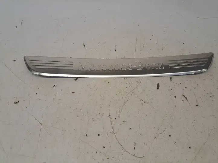 Mercedes-Benz C W204 (2007 - 2014) A2056804209 Внутренняя отделка переднего порога — фото 7