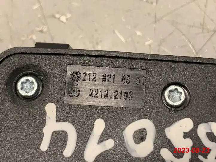 Mercedes-Benz GL X166 (2013 - 2019) 2128210551 Кнопка закрытия багажника — фото 5