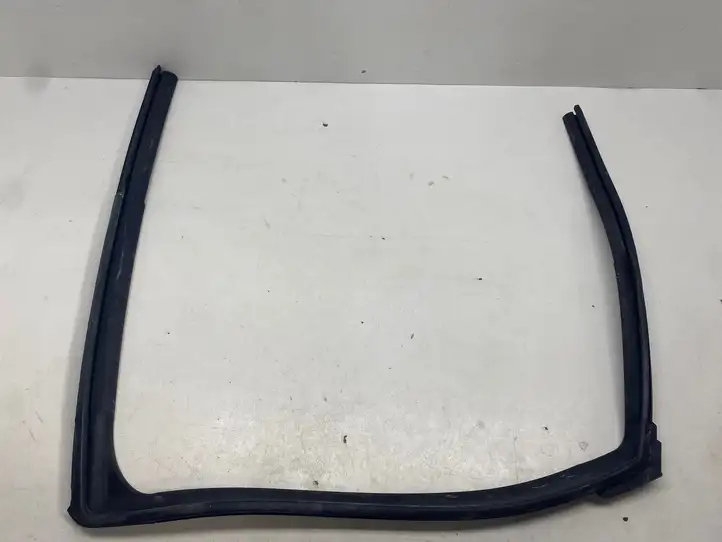 Toyota Yaris XP210 (2020 - ) 68142k0010 Уплотнитель стекла задней двери — фото 1