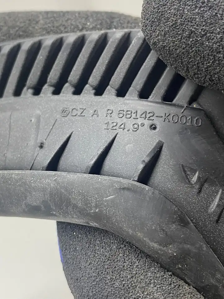 Toyota Yaris XP210 (2020 - ) 68142k0010 Уплотнитель стекла задней двери — фото 3