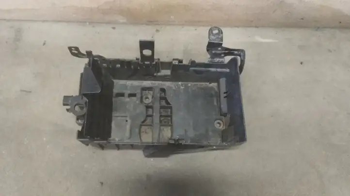 Opel Astra (2009 - 2012)   Платформа крепления аккумулятора