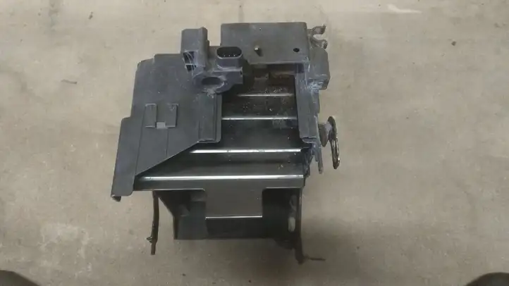 Opel Astra (2009 - 2012)   Платформа крепления аккумулятора