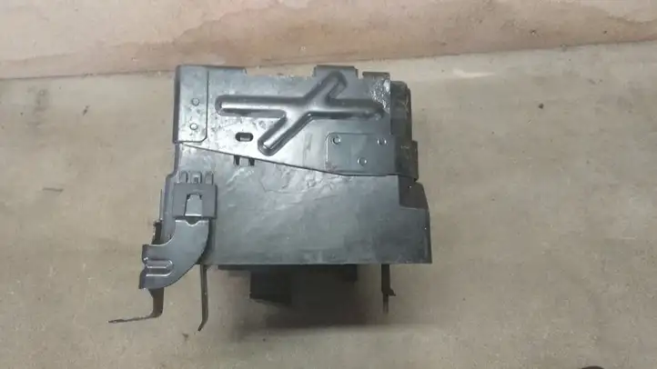 Opel Astra (2009 - 2012)   Платформа крепления аккумулятора