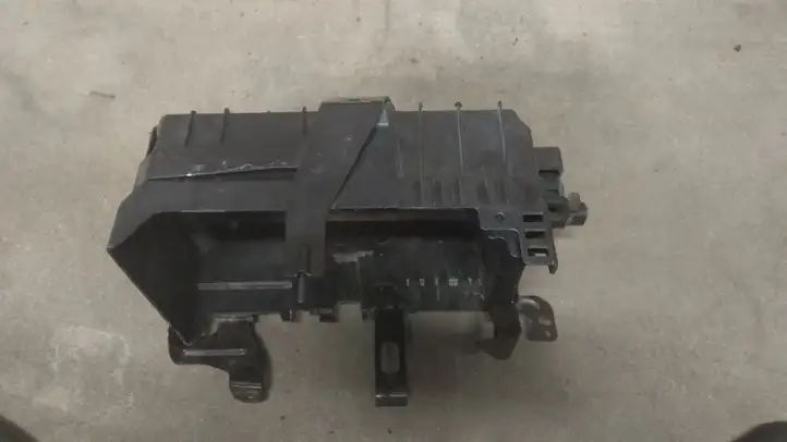 Opel Astra (2009 - 2012)   Платформа крепления аккумулятора