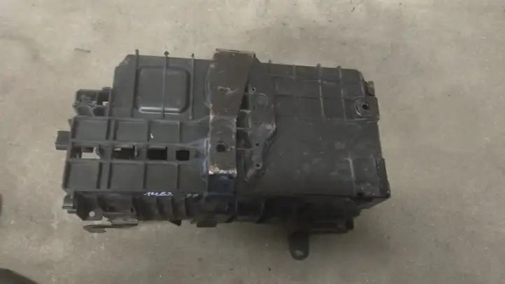 Opel Astra (2009 - 2012)   Платформа крепления аккумулятора