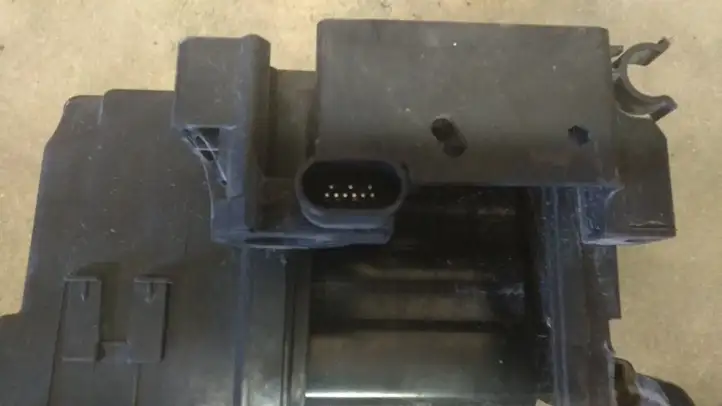 Opel Astra (2009 - 2012)   Платформа крепления аккумулятора