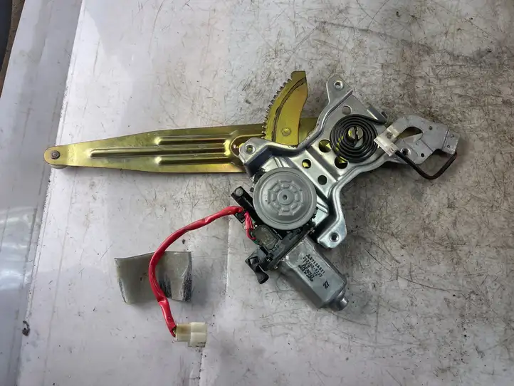 Mitsubishi Pajero Sport (2004 - 2008)  5713a021 Передний комплект электрического механизма для подъема окна