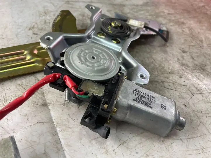 Mitsubishi Pajero Sport (2004 - 2008)  5713a021 Передний комплект электрического механизма для подъема окна