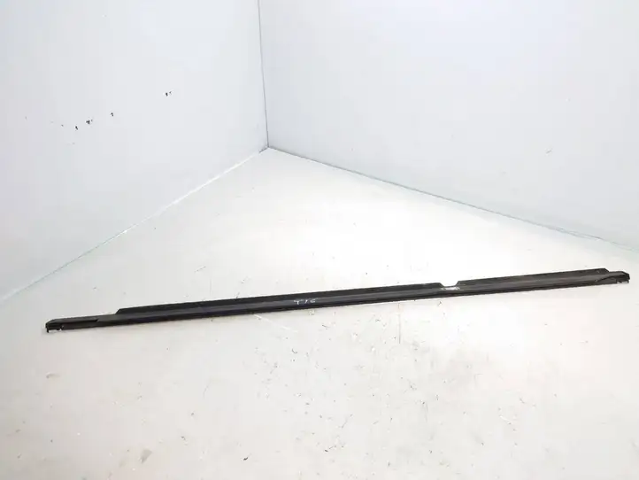 Volkswagen Tiguan (2007 - 2011) 5N0839475D Накладка стекла задней двери — фото 1